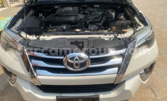 Sayi Imported Toyota Fortuner White Mota in Douala a Ƙasar Kamaru Sayi Imported Toyota Fortuner White Mota in Douala a Ƙasar Kamaru