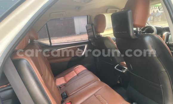 Sayi Imported Toyota Fortuner White Mota in Douala a Ƙasar Kamaru Sayi Imported Toyota Fortuner White Mota in Douala a Ƙasar Kamaru
