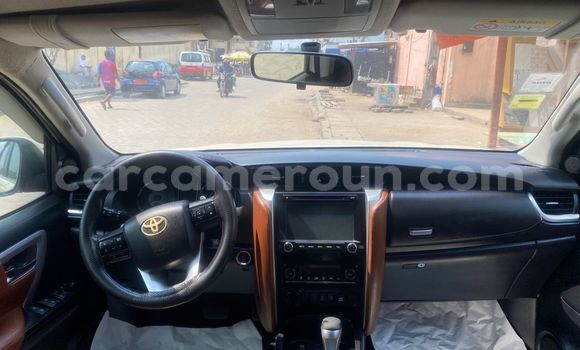 Sayi Imported Toyota Fortuner White Mota in Douala a Ƙasar Kamaru Sayi Imported Toyota Fortuner White Mota in Douala a Ƙasar Kamaru