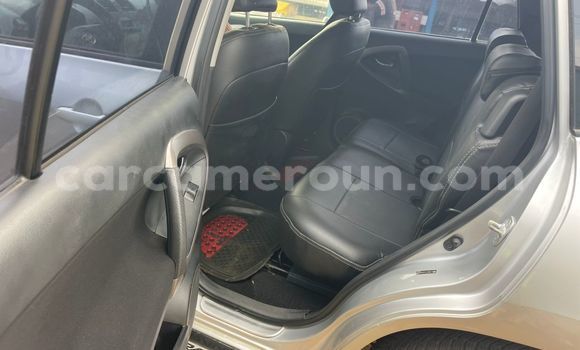 Sayi Na hannu Toyota RAV4 Azurfa Mota in Douala a Ƙasar Kamaru Sayi Na hannu Toyota RAV4 Azurfa Mota in Douala a Ƙasar Kamaru