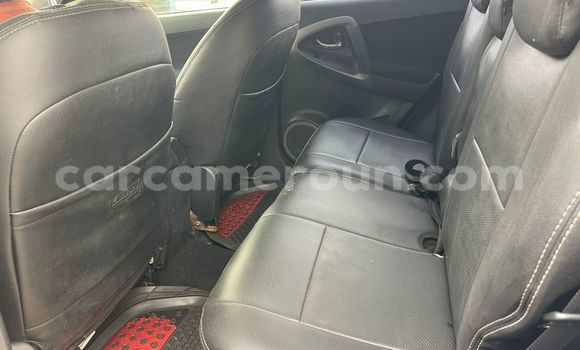 Sayi Na hannu Toyota RAV4 Azurfa Mota in Douala a Ƙasar Kamaru Sayi Na hannu Toyota RAV4 Azurfa Mota in Douala a Ƙasar Kamaru