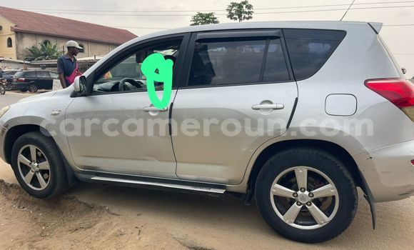 Sayi Na hannu Toyota RAV4 Azurfa Mota in Douala a Ƙasar Kamaru Sayi Na hannu Toyota RAV4 Azurfa Mota in Douala a Ƙasar Kamaru