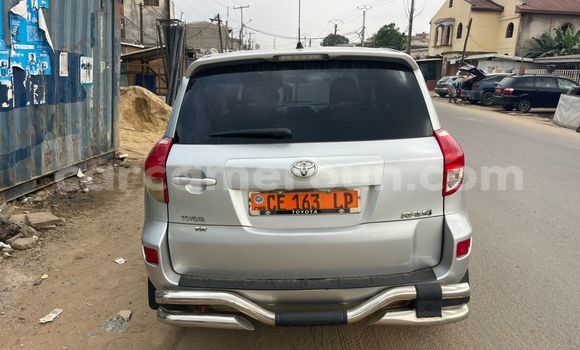 Sayi Na hannu Toyota RAV4 Azurfa Mota in Douala a Ƙasar Kamaru Sayi Na hannu Toyota RAV4 Azurfa Mota in Douala a Ƙasar Kamaru