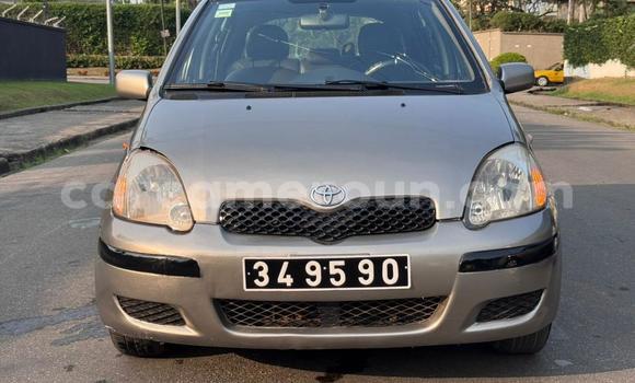 Sayi Na hannu Toyota Yaris Azurfa Mota in Douala a Ƙasar Kamaru