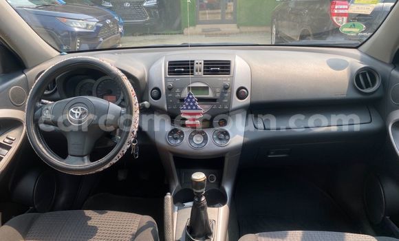 Sayi Na hannu Toyota RAV4 Blue Mota in Douala a Ƙasar Kamaru Sayi Na hannu Toyota RAV4 Blue Mota in Douala a Ƙasar Kamaru
