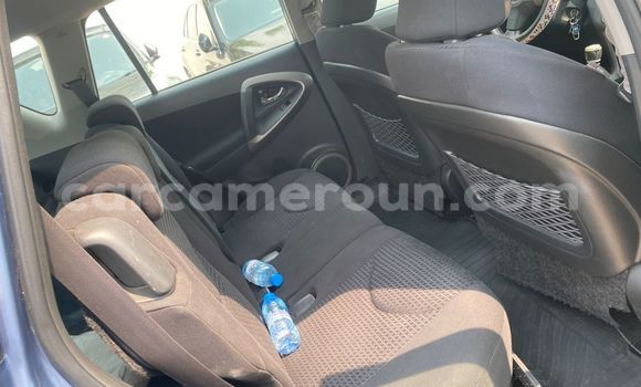 Sayi Na hannu Toyota RAV4 Blue Mota in Douala a Ƙasar Kamaru Sayi Na hannu Toyota RAV4 Blue Mota in Douala a Ƙasar Kamaru