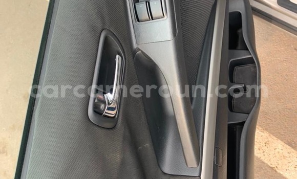 Sayi Na hannu Toyota Corolla Azurfa Mota in Yaounde a Babban Kamaru Sayi Na hannu Toyota Corolla Azurfa Mota in Yaounde a Babban Kamaru