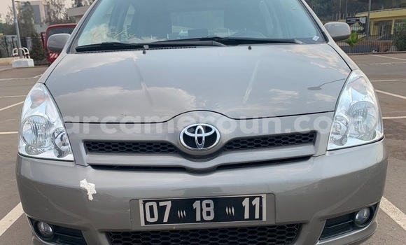 Sayi Na hannu Toyota Corolla Verso Azurfa Mota in Yaounde a Babban Kamaru