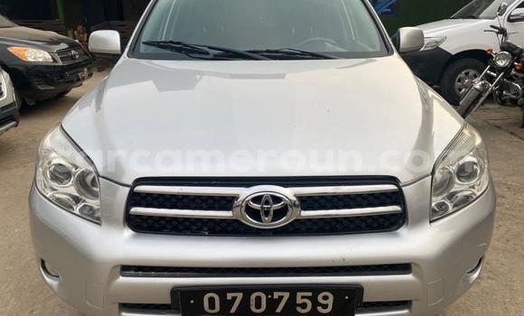 Sayi Imported Toyota RAV4 Azurfa Mota in Douala a Ƙasar Kamaru Sayi Imported Toyota RAV4 Azurfa Mota in Douala a Ƙasar Kamaru