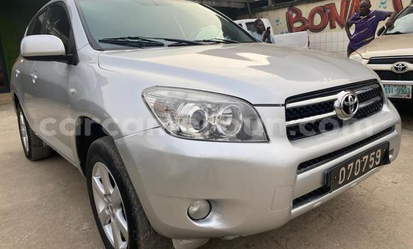Sayi Imported Toyota RAV4 Azurfa Mota in Douala a Ƙasar Kamaru Sayi Imported Toyota RAV4 Azurfa Mota in Douala a Ƙasar Kamaru