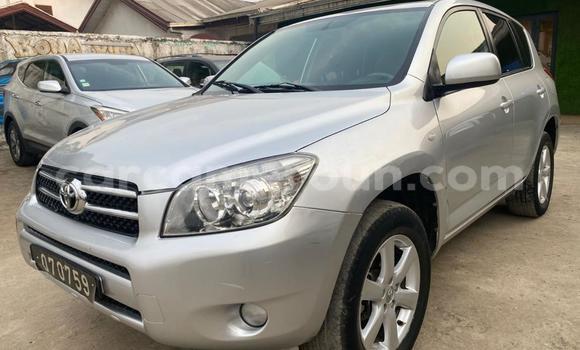 Sayi Imported Toyota RAV4 Azurfa Mota in Douala a Ƙasar Kamaru Sayi Imported Toyota RAV4 Azurfa Mota in Douala a Ƙasar Kamaru