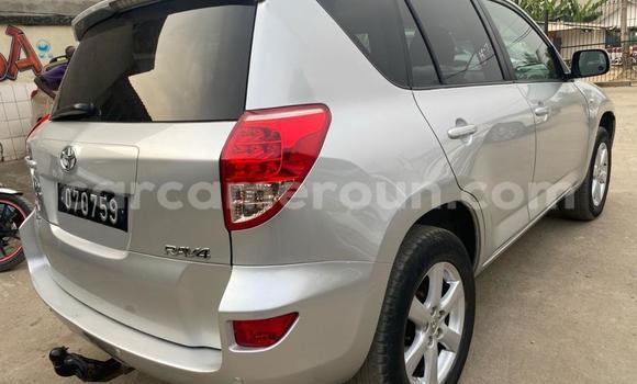 Sayi Imported Toyota RAV4 Azurfa Mota in Douala a Ƙasar Kamaru Sayi Imported Toyota RAV4 Azurfa Mota in Douala a Ƙasar Kamaru
