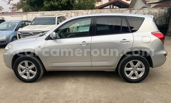 Sayi Imported Toyota RAV4 Azurfa Mota in Douala a Ƙasar Kamaru Sayi Imported Toyota RAV4 Azurfa Mota in Douala a Ƙasar Kamaru