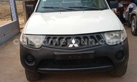 Sayi Na hannu Mitsubishi L200 White Mota in Douala a Ƙasar Kamaru Sayi Na hannu Mitsubishi L200 White Mota in Douala a Ƙasar Kamaru