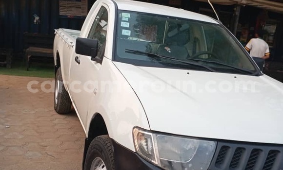Sayi Na hannu Mitsubishi L200 White Mota in Douala a Ƙasar Kamaru Sayi Na hannu Mitsubishi L200 White Mota in Douala a Ƙasar Kamaru