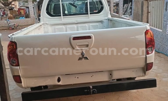 Sayi Na hannu Mitsubishi L200 White Mota in Douala a Ƙasar Kamaru Sayi Na hannu Mitsubishi L200 White Mota in Douala a Ƙasar Kamaru