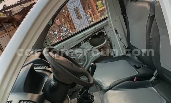 Sayi Na hannu Mitsubishi L200 White Mota in Douala a Ƙasar Kamaru Sayi Na hannu Mitsubishi L200 White Mota in Douala a Ƙasar Kamaru