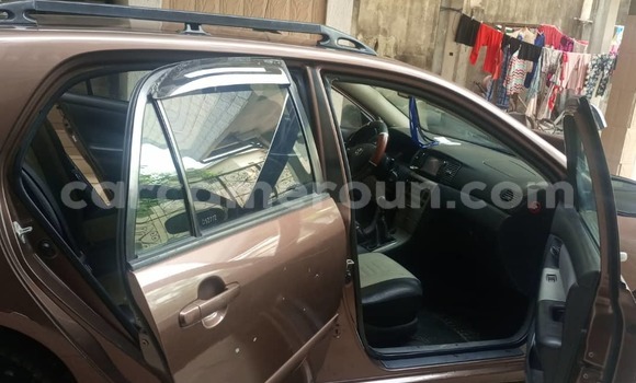 Sayi Na hannu Toyota Corolla Brown Mota in Douala a Ƙasar Kamaru Sayi Na hannu Toyota Corolla Brown Mota in Douala a Ƙasar Kamaru