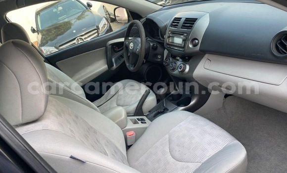Sayi Imported Toyota RAV4 Black Mota in Douala a Ƙasar Kamaru Sayi Imported Toyota RAV4 Black Mota in Douala a Ƙasar Kamaru