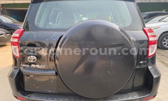 Sayi Imported Toyota RAV4 Black Mota in Douala a Ƙasar Kamaru Sayi Imported Toyota RAV4 Black Mota in Douala a Ƙasar Kamaru