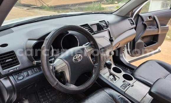 Buy Used Toyota Highlander White Car in Yaounde in Central Cameroon Buy Used Toyota Highlander White Car in Yaounde in Central Cameroon