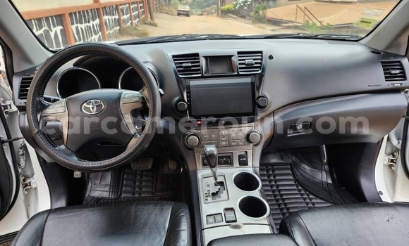 Buy Used Toyota Highlander White Car in Yaounde in Central Cameroon Buy Used Toyota Highlander White Car in Yaounde in Central Cameroon