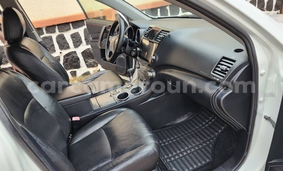 Buy Used Toyota Highlander White Car in Yaounde in Central Cameroon Buy Used Toyota Highlander White Car in Yaounde in Central Cameroon