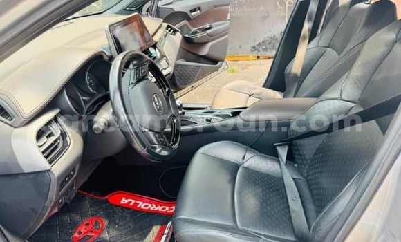 Sayi Na hannu Toyota RAV4 Brown Mota in Douala a Ƙasar Kamaru Sayi Na hannu Toyota RAV4 Brown Mota in Douala a Ƙasar Kamaru