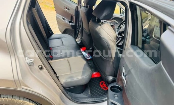 Sayi Na hannu Toyota RAV4 Brown Mota in Douala a Ƙasar Kamaru Sayi Na hannu Toyota RAV4 Brown Mota in Douala a Ƙasar Kamaru