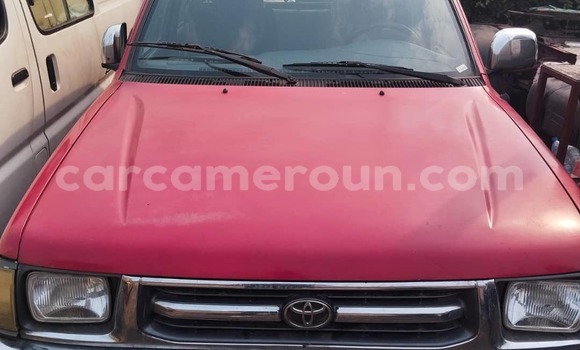 Sayi Na hannu Toyota Hilux Red Mota in Douala a Ƙasar Kamaru