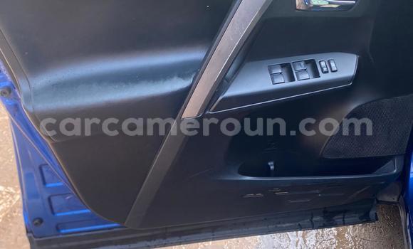 Sayi Na hannu Toyota RAV4 Blue Mota in Douala a Ƙasar Kamaru Sayi Na hannu Toyota RAV4 Blue Mota in Douala a Ƙasar Kamaru