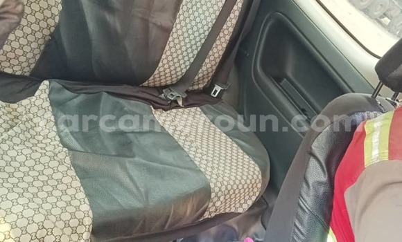 Sayi Na hannu Toyota Yaris Sauran Mota in Douala a Ƙasar Kamaru Sayi Na hannu Toyota Yaris Sauran Mota in Douala a Ƙasar Kamaru