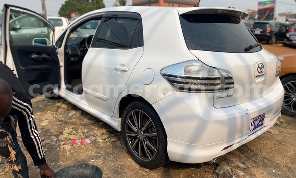 Sayi Sabo Toyota Blade White Mota in Douala a Ƙasar Kamaru
