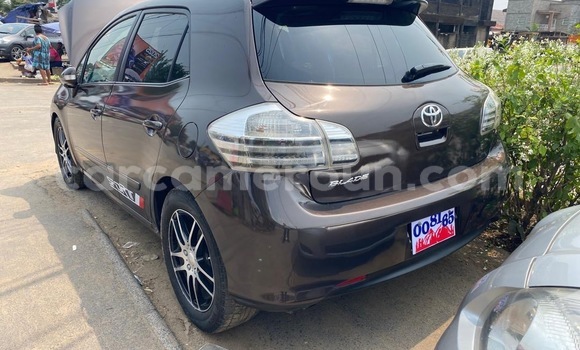 Sayi Sabo Toyota Blade Brown Mota in Douala a Ƙasar Kamaru