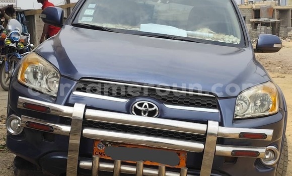Sayi Na hannu Toyota RAV4 Blue Mota in Douala a Ƙasar Kamaru