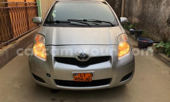 Sayi Na hannu Toyota Vitz Azurfa Mota in Douala a Ƙasar Kamaru
