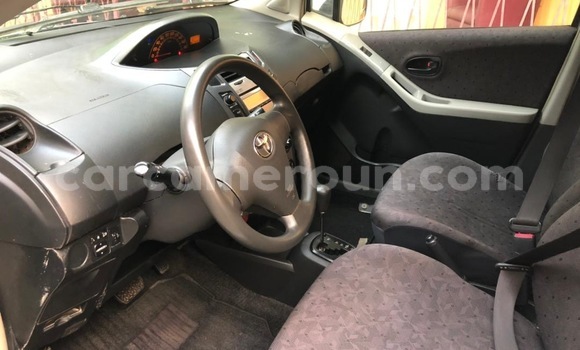 Sayi Na hannu Toyota Vitz Azurfa Mota in Douala a Ƙasar Kamaru Sayi Na hannu Toyota Vitz Azurfa Mota in Douala a Ƙasar Kamaru