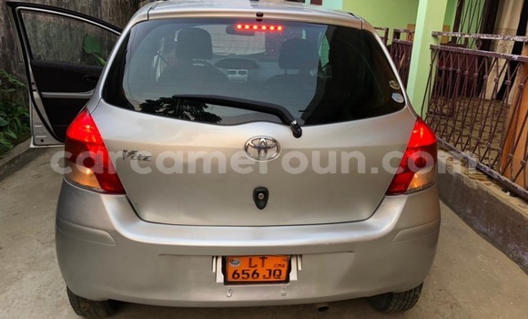 Sayi Na hannu Toyota Vitz Azurfa Mota in Douala a Ƙasar Kamaru Sayi Na hannu Toyota Vitz Azurfa Mota in Douala a Ƙasar Kamaru