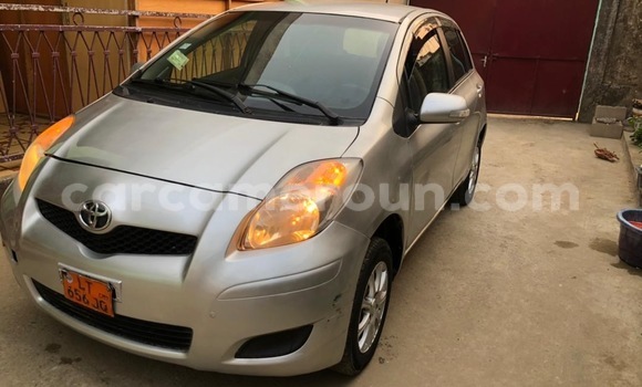 Sayi Na hannu Toyota Vitz Azurfa Mota in Douala a Ƙasar Kamaru Sayi Na hannu Toyota Vitz Azurfa Mota in Douala a Ƙasar Kamaru