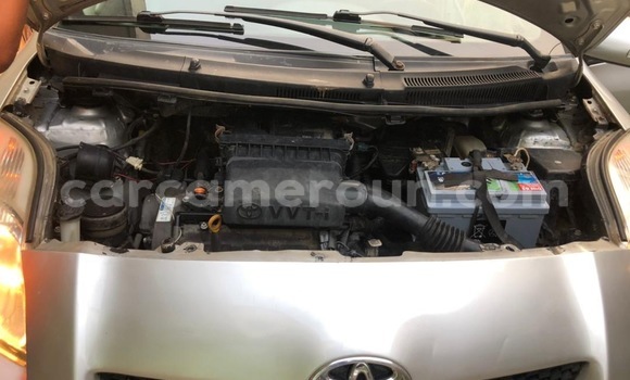 Sayi Na hannu Toyota Vitz Azurfa Mota in Douala a Ƙasar Kamaru Sayi Na hannu Toyota Vitz Azurfa Mota in Douala a Ƙasar Kamaru