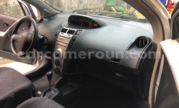 Sayi Na hannu Toyota Vitz Azurfa Mota in Douala a Ƙasar Kamaru Sayi Na hannu Toyota Vitz Azurfa Mota in Douala a Ƙasar Kamaru