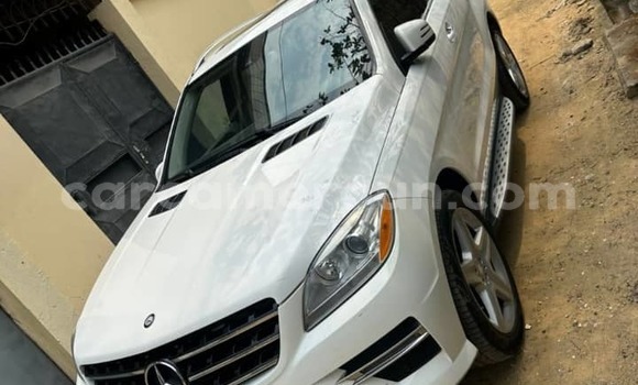 Sayi Na hannu Mercedes‒Benz ML–Class White Mota in Douala a Ƙasar Kamaru