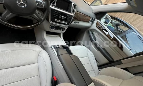 Sayi Na hannu Mercedes‒Benz ML–Class White Mota in Douala a Ƙasar Kamaru Sayi Na hannu Mercedes‒Benz ML–Class White Mota in Douala a Ƙasar Kamaru