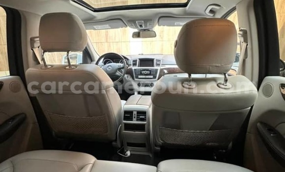 Sayi Na hannu Mercedes‒Benz ML–Class White Mota in Douala a Ƙasar Kamaru Sayi Na hannu Mercedes‒Benz ML–Class White Mota in Douala a Ƙasar Kamaru