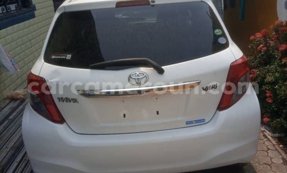 Sayi Imported Toyota Yaris White Mota in Douala a Ƙasar Kamaru