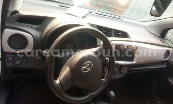 Sayi Imported Toyota Yaris White Mota in Douala a Ƙasar Kamaru Sayi Imported Toyota Yaris White Mota in Douala a Ƙasar Kamaru