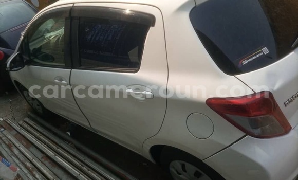 Sayi Imported Toyota Yaris White Mota in Douala a Ƙasar Kamaru Sayi Imported Toyota Yaris White Mota in Douala a Ƙasar Kamaru