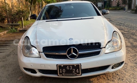 Sayi Na hannu Mercedes‒Benz CLS–Class White Mota in Douala a Ƙasar Kamaru