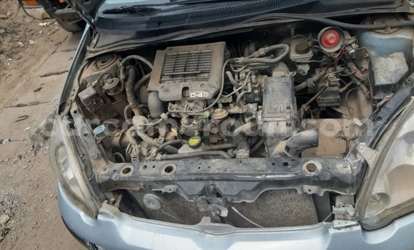 Sayi Na hannu Toyota Yaris Blue Mota in Douala a Ƙasar Kamaru Sayi Na hannu Toyota Yaris Blue Mota in Douala a Ƙasar Kamaru