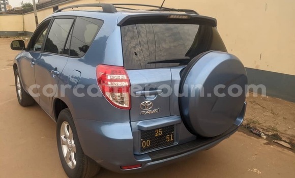Sayi Na hannu Toyota RAV4 Blue Mota in Yaounde a Babban Kamaru Sayi Na hannu Toyota RAV4 Blue Mota in Yaounde a Babban Kamaru